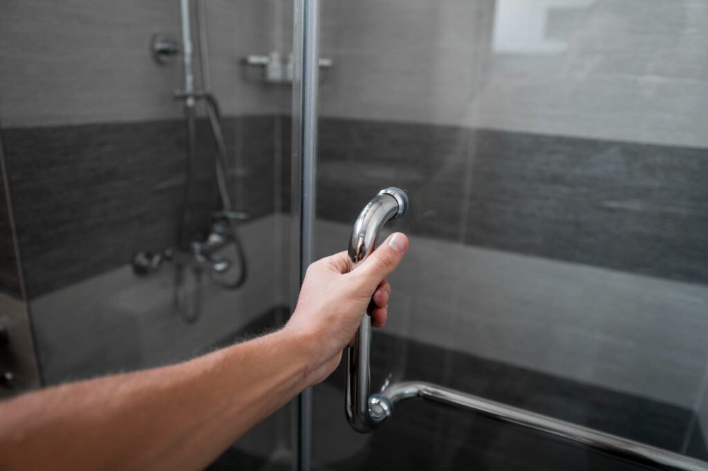 Mantener la mámpara de la ducha limpia