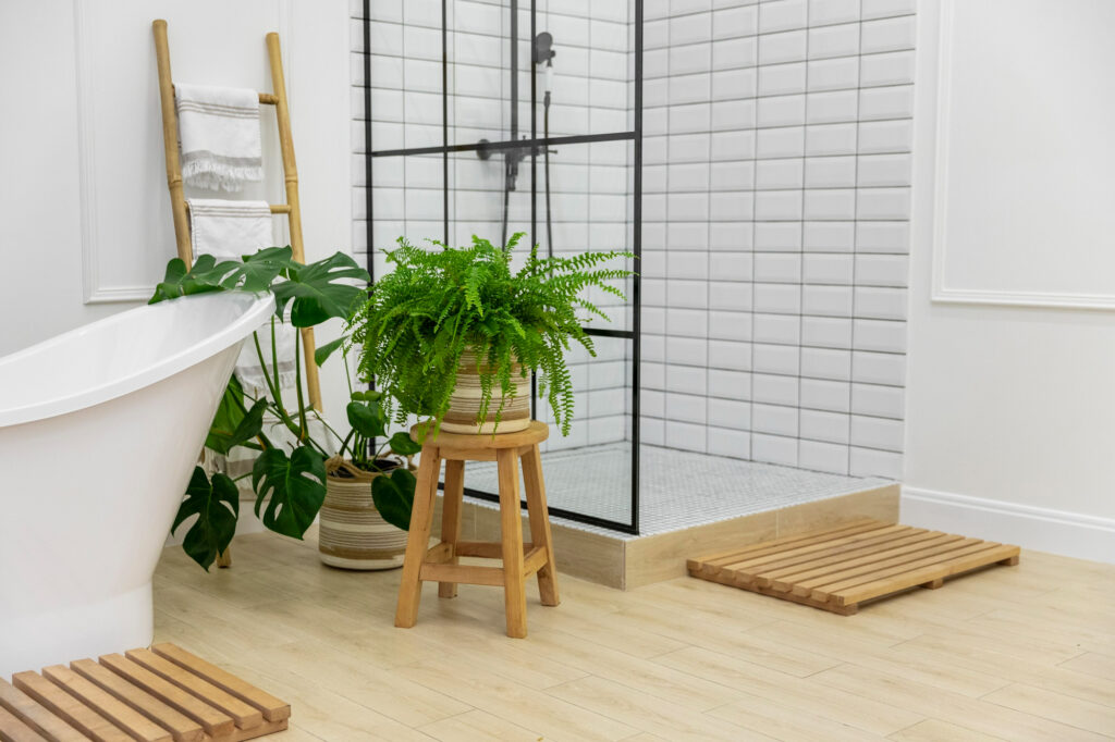 Baño con suelo de madera