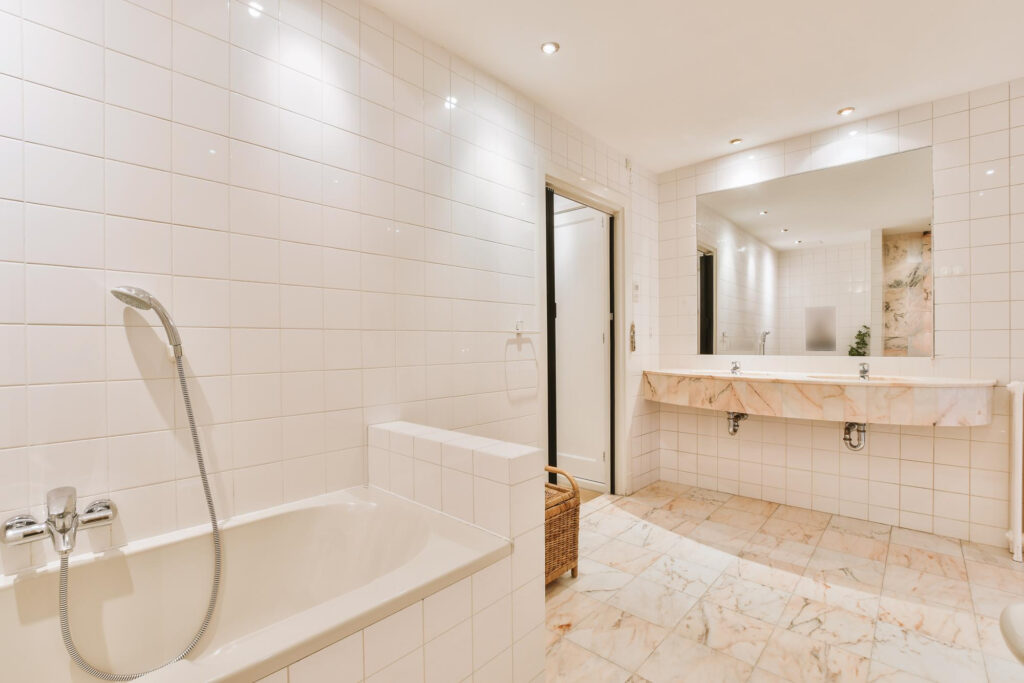 baño con suelo de porcelana